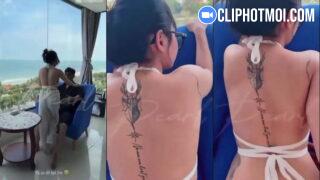 Chơi em sinh viên đeo kính bên khung cửa sổ trong chuyến du lịch